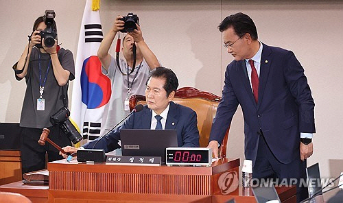 더불어민주당 소속 정청래 위원장(왼쪽)이 25일 오전 국회에서 열린 '공영방송지배구조 개선법'(방송3법)을 상정해 심의하는 법제사법위원회 전체회의에서 국민의힘 유상범 의원이 법사위 진행 등과 관련해 문의하는 도중 개의하고 있다.  연합뉴스